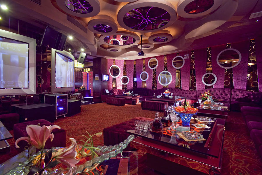 Ghế sofa quán café màu tím thủy chung