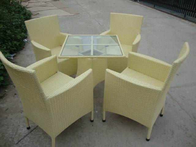 Mẫu bàn ghế mây mang hình dáng bộ sofa độc, lạ, sang trọng.