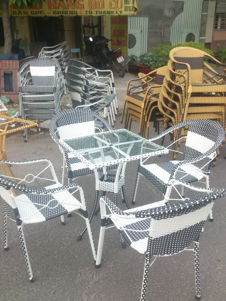 Mẫu bàn ghế mây quán café với chân ghế mỏng nhẹ, thành tựa ghế tạo dáng ấn tượng, thanh thoát.